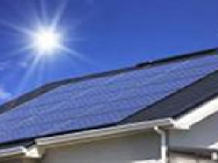 住宅の太陽光発電パネル写真