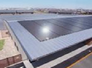 倉庫の太陽光発電パネル写真