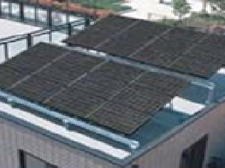 住宅屋上の太陽光発電パネル写真