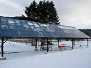 雪の中の太陽光発電パネル写真