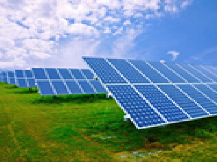 草原上の太陽光発電パネル写真